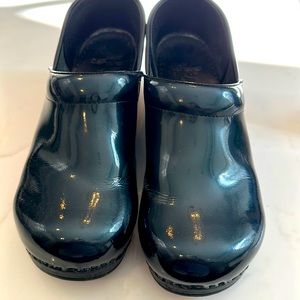 Dansko Clog Deep Teal Patent leather. EU 41 US 10.5-11